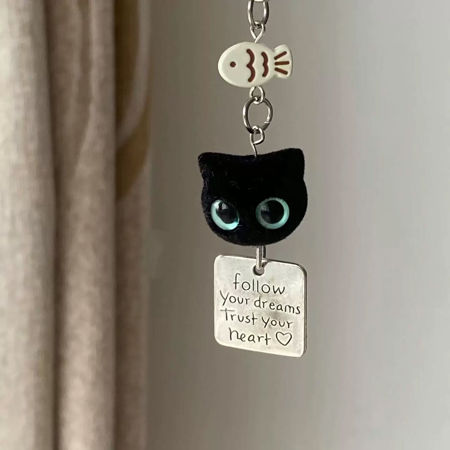 かわいいフロッキー加工の黒猫キーホルダー、スマホチャーム、バッグペンダント