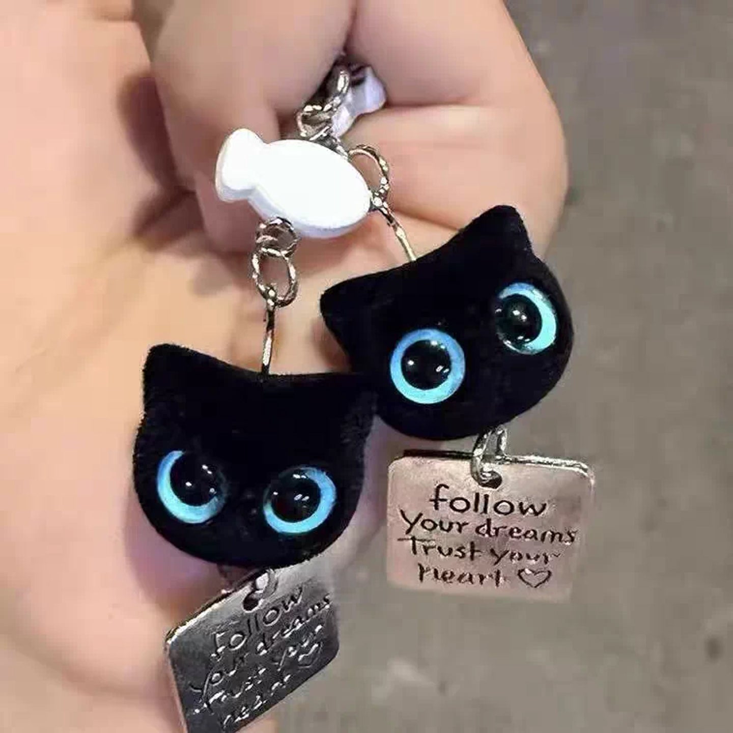 かわいいフロッキー加工の黒猫キーホルダー、スマホチャーム、バッグペンダント
