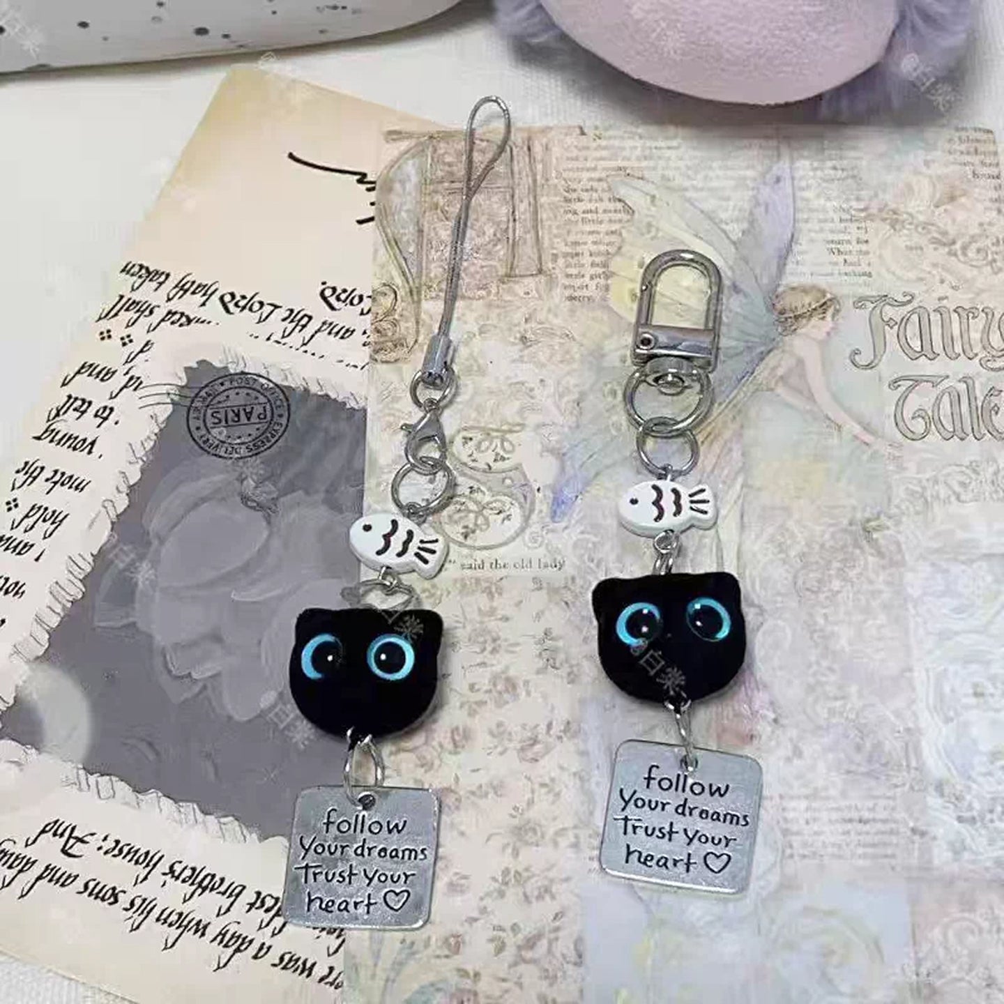 かわいいフロッキー加工の黒猫キーホルダー、スマホチャーム、バッグペンダント