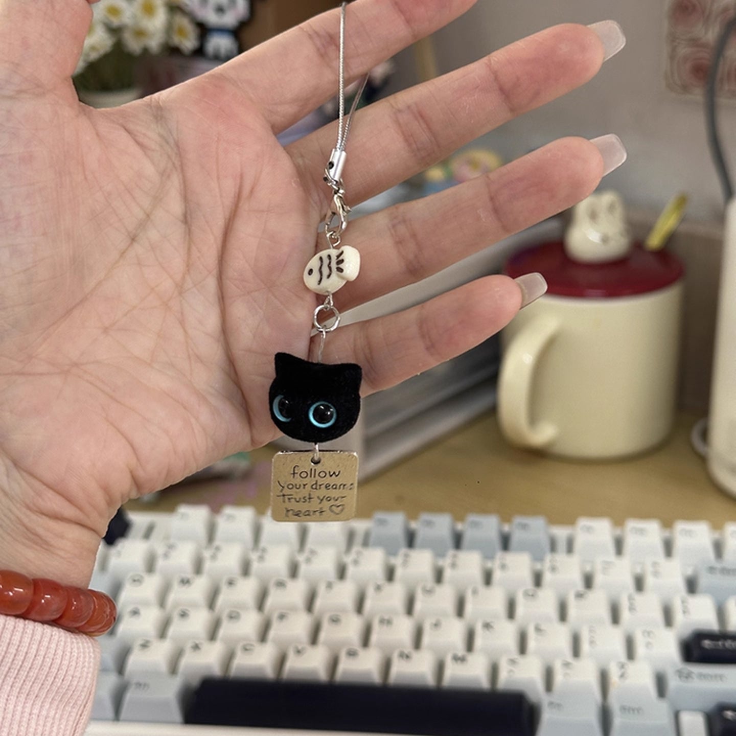 かわいいフロッキー加工の黒猫キーホルダー、スマホチャーム、バッグペンダント