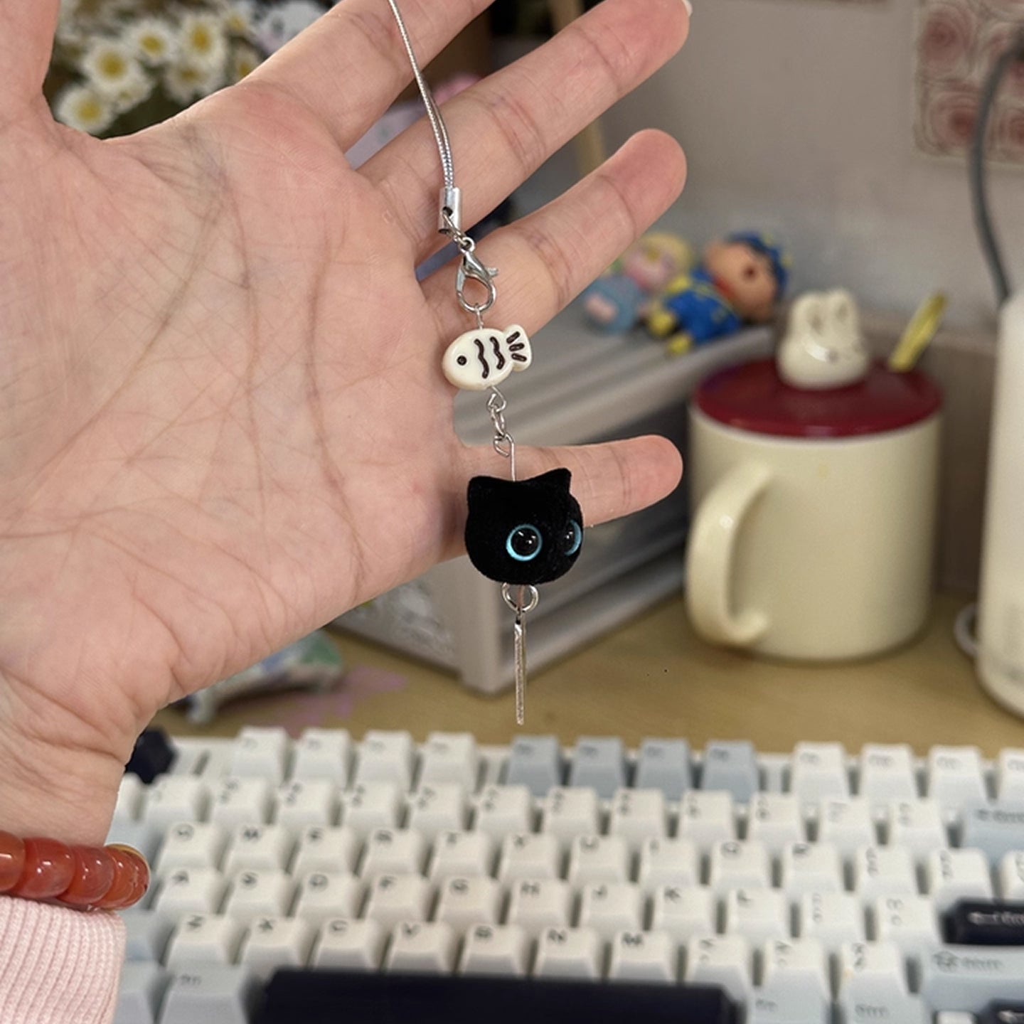 かわいいフロッキー加工の黒猫キーホルダー、スマホチャーム、バッグペンダント