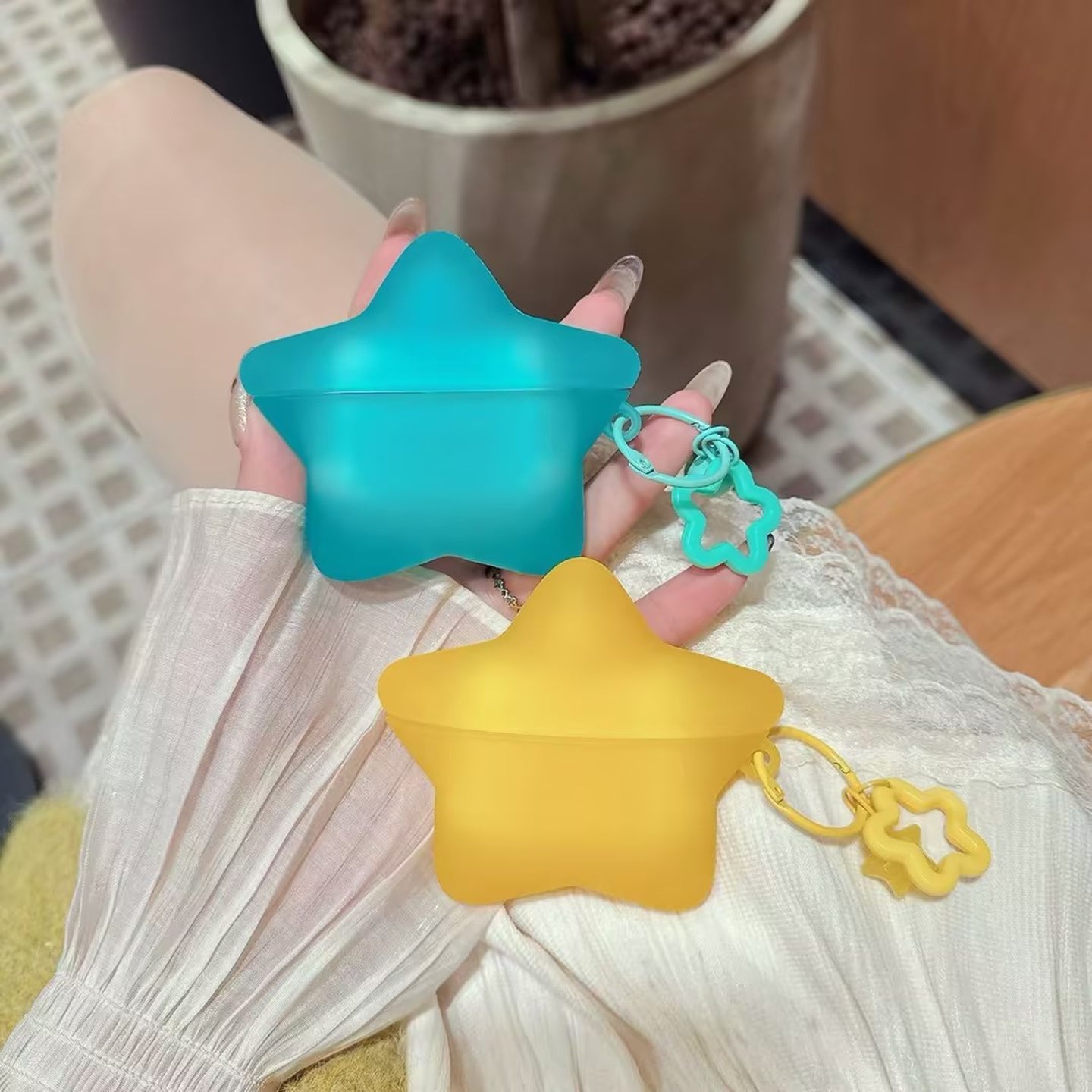 フロストスターAirPodsケース（お揃いのスターチャーム付き）