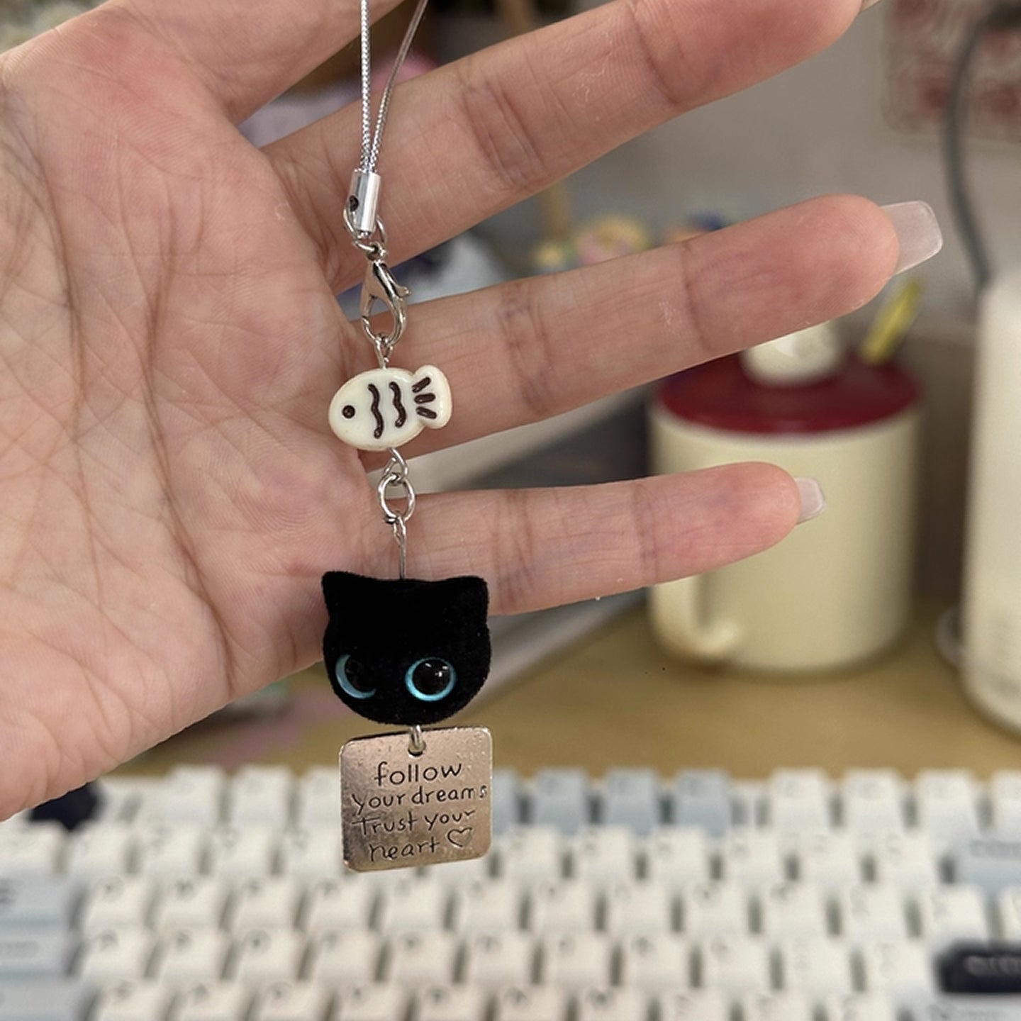 かわいいフロッキー加工の黒猫キーホルダー、スマホチャーム、バッグペンダント