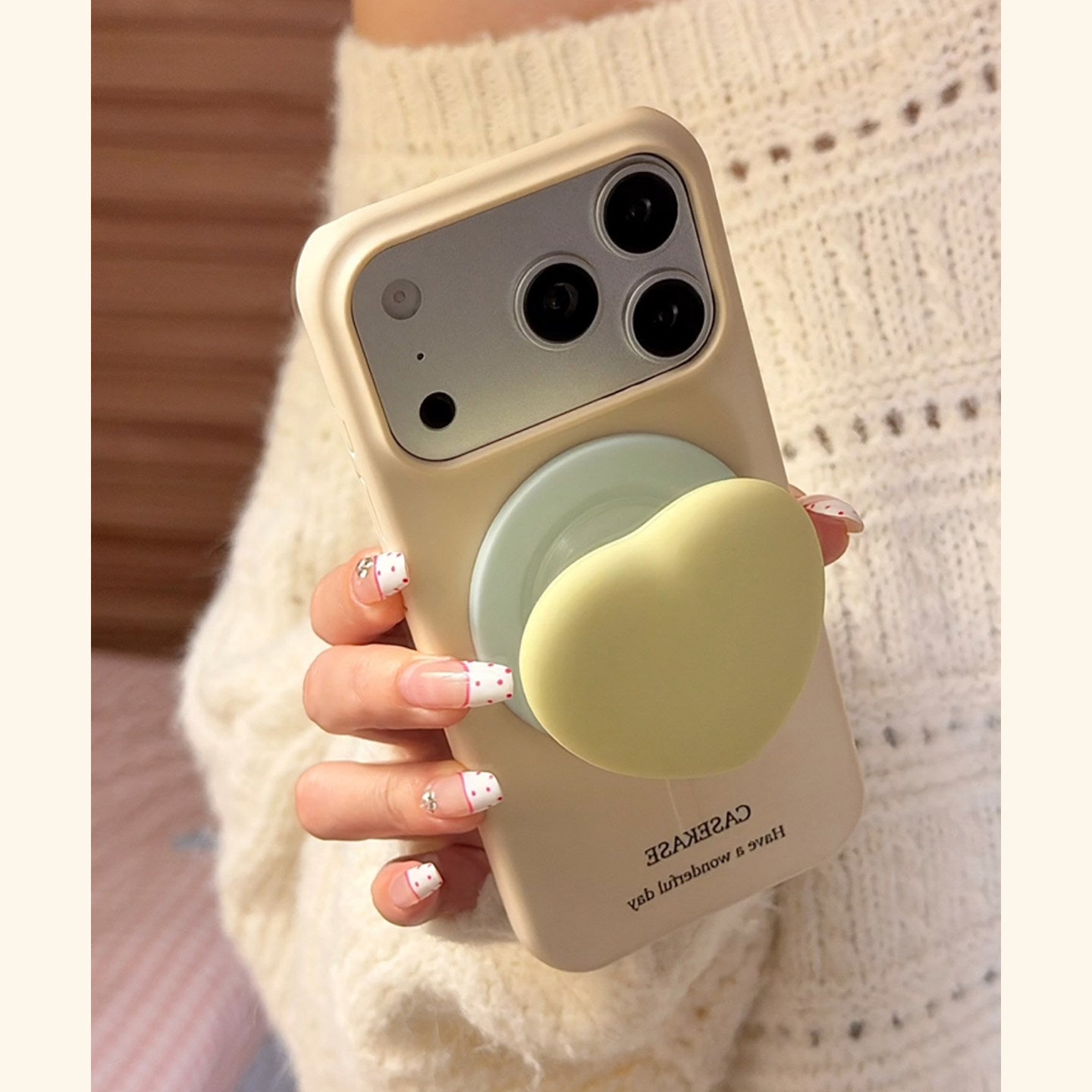 ドーパミン配色のコントラストカラーMagSafe iPhoneケース（ハート型マグネットスタンド付き）