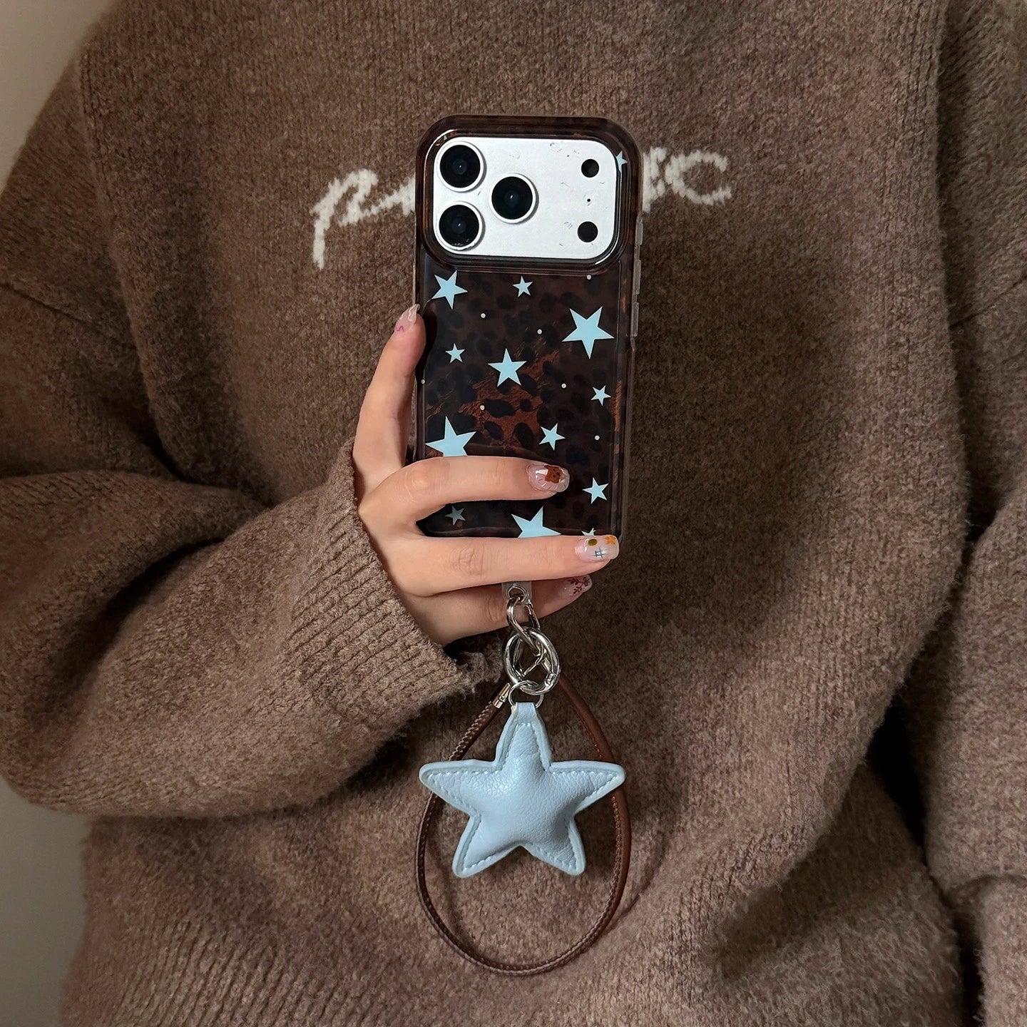 ダークブラウン ヒョウ柄 iPhoneケース ブルースターアクセント 反射する錫箔テクスチャ
