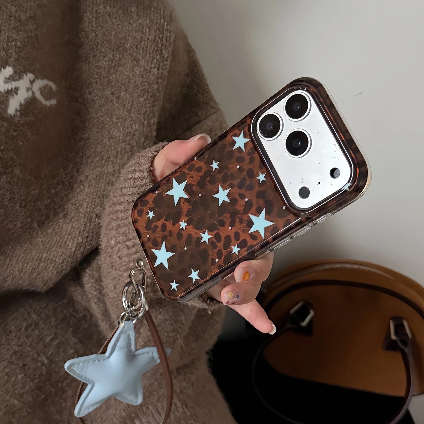 ダークブラウン ヒョウ柄 iPhoneケース ブルースターアクセント 反射する錫箔テクスチャ