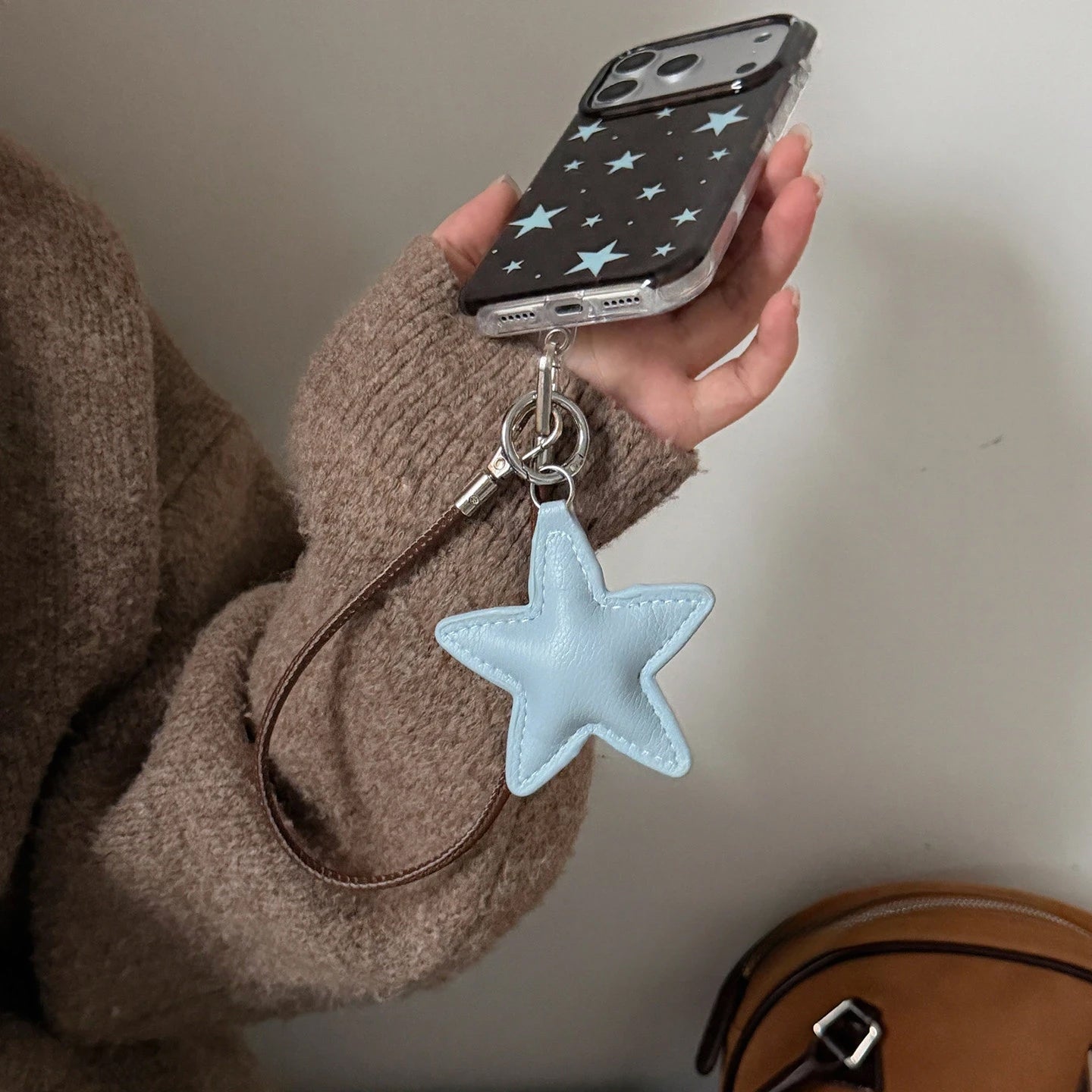 ダークブラウン ヒョウ柄 iPhoneケース ブルースターアクセント 反射する錫箔テクスチャ